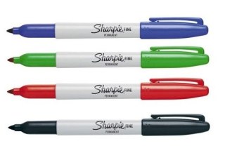 MARKER FINE CZERWONY 1.0MM UN